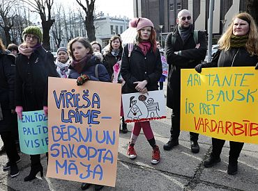 Sieviešu solidaritātes gājiens pulcē aptuveni 250 (foto)