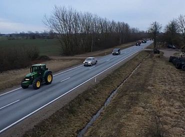 Protestā pret novadu reformu no Elejas uz Jelgavu devušās vairāk nekā 70 smagās tehnikas vienības