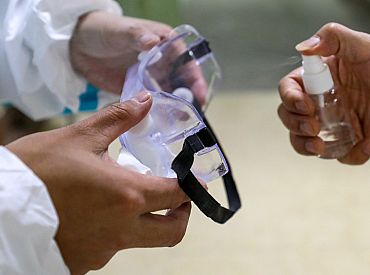 Ministrija: No šodienas analīzes par «Covid-19» tiks veiktas personām, kas atgriezušās no sešām valstīm