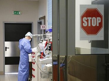 Sasniegts jauns slimnīcās esošo Covid-19 pacientu augstākais skaits — 61 sasirgušais