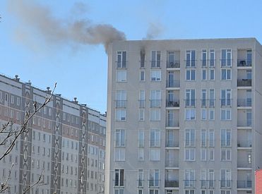 Pļavniekos ugunsgrēka dēļ no daudzstāvu dzīvojamās mājas evakuēti 30 cilvēki