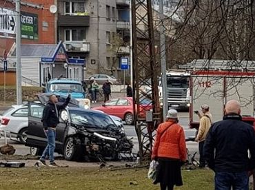 Juglā traģiskas avārijas dēļ izveidojies sastrēgums Brīvības ielā