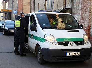 Policija Mārupē sodījusi divas jauniešu kompānijas par prasības izklīst un ievērot pulcēšanās aizliegumu ignorēšanu