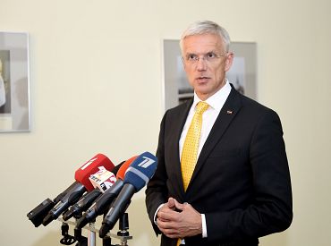 Premjers: Covid-19 izsekošanas lietotnes ļaus palaist sabiedrību brīvībā