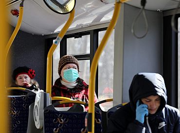 Aptauja: Latvijas iedzīvotāju vidū mazinās satraukums par Covid-19 radīto situāciju