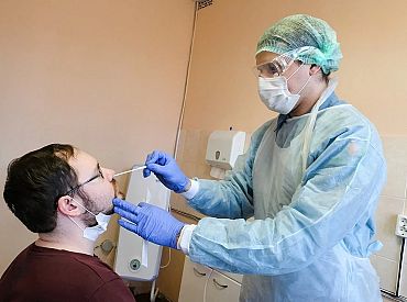 Ceturtdien Latvijā reģistrēti 1539 jauni Covid-19 inficēšanās gadījumi un saņemts ziņojums par vienu mirušo