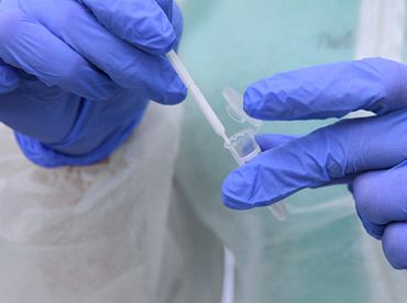 Atbraucējiem lidostā un ostās vairs neveiks Covid-19 testus