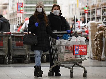 No šodienas virknē publisko vietu obligāti jāvalkā sejas maska