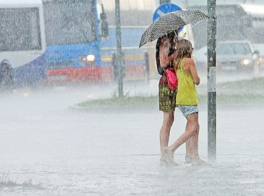 Pēc sausas sestdienas Latvijā atgriezīšoties negaisi