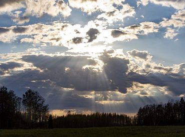 Pirmdien gaidāms lietus, vietām līs stipri; kļūs aukstāks