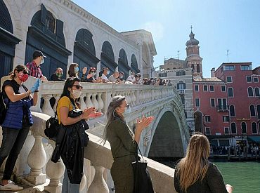 No ārvalstīm ieceļojušajiem samazina pašizolācijas termiņu līdz desmit dienām