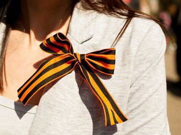 Saeimas komisija uz trešo lasījumu atbalsta ieceri aizliegt Georga lenšu izmantošanu publiskos pasākumos