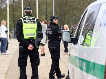 Par dažādiem 9.maija svinētāju pārkāpumiem Uzvaras parkā sāktas piecas administratīvās lietvedības