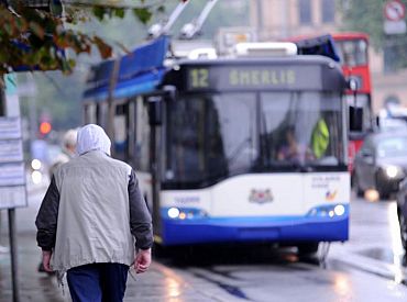 Plāno pastiprināt kontroles pasažieru pārvadājumu ar vieglo automobili jomā