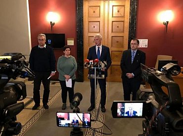 Kariņš aicina arī turpmāk ievērot divu metru distancēšanos un nedrūzmēties