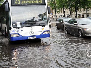 Жёлтое предупреждение: сильные дожди пройдут над Латвией