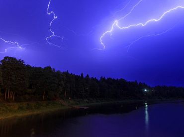 Naktī valsts austrumu daļā iespējams pērkona negaiss
