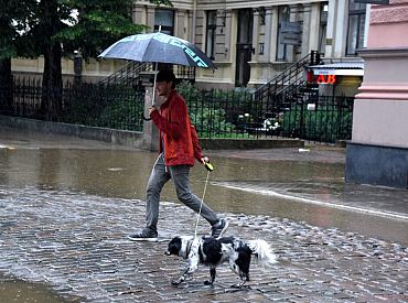 Rīgā pēc stiprām lietusgāzēm applūdušas ielas un kavējas tramvaja kustība