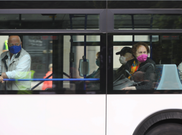 «Rīgas satiksme» sāk atlaižu atjaunošanu braukšanai sabiedriskajā transportā atsevišķām pasažieru kategorijām