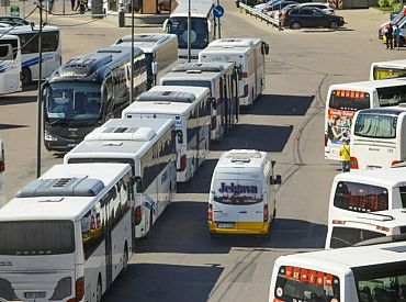 Komercpārvadājumos un lielo pilsētu sabiedriskajā transportā varēs ļaut noteikt iekāpšanu tikai ar sertifikātu
