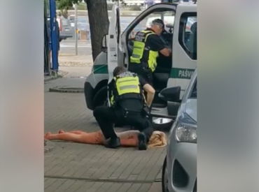 Vecrīgā aizturētā kailā sieviete ar nazi rokās iepriekš uzturējusies dzīvoklī, kurā, iespējams, atrastas narkotikas