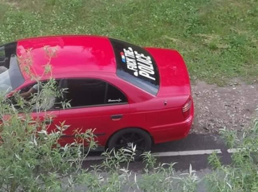 Daugavpilī šoferim noformē protokolu par automašīnas aplīmēšanu ar policiju aizskarošu uzrakstu