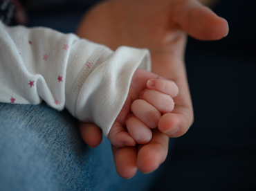 Latvijā reģistrēto jaundzimušo skaits četros mēnešos sarucis par 10,6%