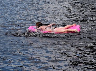 Glābēji pirmdien steiguši palīgā četriem jūrā iepūstiem atpūtniekiem, bet viņi paši tikuši krastā