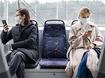 Infektoloģe: Sejas aizsegu lietošana sabiedriskajā transportā ir ļoti vēlama