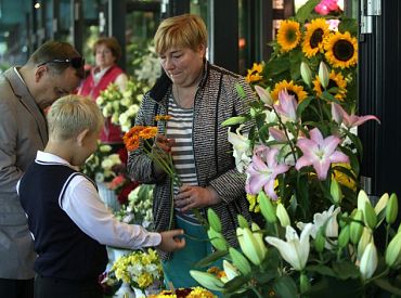 Самые ходовые — астры и георгины: латвийцы вовсю готовятся к 1 сентября