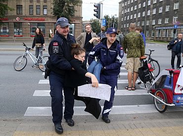 Policija izklīdina «Marsa parka» aizstāvjus, strādnieki turpina attīrīt teritoriju no kokiem un krūmiem