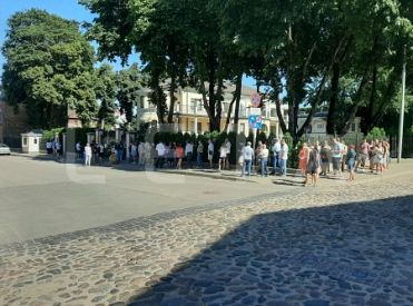Baltkrievijas prezidenta vēlēšanu dēļ pie vēstniecības Rīgā izveidojusies rinda