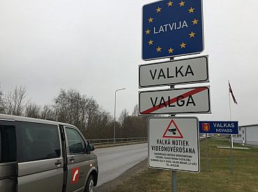 Vairāk nekā pusotrs simts cilvēku pulcējas nelikumīgā protesta pasākumā Valkā
