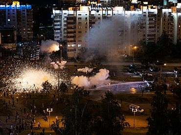 Baltkrievijā trešo nakti pēc kārtas notikušas protestētāju un drošības spēku sadursmes
