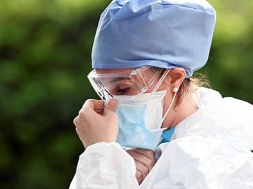 Ārstu biedrība: Plašas vakcinācijas pret Covid-19 aptveres nodrošināšanai jānodala politika no medicīnas