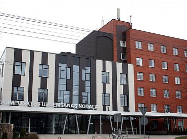 Traumatoloģijas un ortopēdijas slimnīca piedzīvo pacientu pieplūdumu slideno ielu dēļ