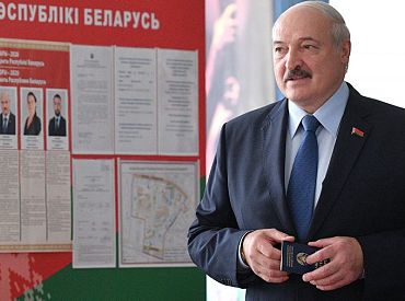 Pētniece: Lai nostiprinātu savas pozīcijas, Lukašenko varētu lūgt palīdzību Krievijai