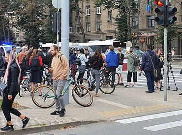 Protestējot pret koku zāģēšanu, «Marsa parka» aizstāvji traucē satiksmi Brīvības gatvē