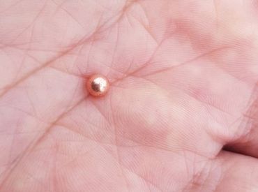 Zolitūdē pie bērnudārza, iespējams, ar pneimatisko ieroci sašauts vīrietis