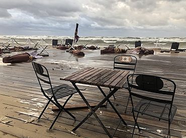 Saulkrastu novadā jūra skārusi pludmales krastā esošos celiņus