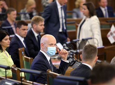 Nevakcinētiem Saeimas deputātiem no 15.novembra aizliedz piedalīties gan klātienes, gan attālinātās sēdēs
