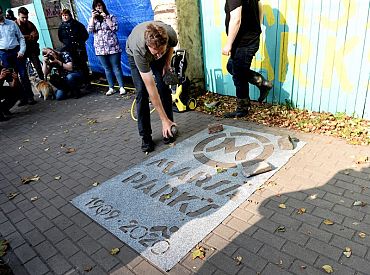 Aktīvisti atzīst sakāvi cīņā par «Marsa parka» izveidi un uz ietves izveido piemiņas «iemazgājumu»