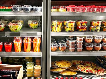 Едим продукты вместе с фольгой и пластиком: чем опасна красивая упаковка