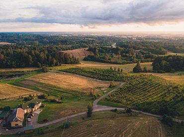 «Rīgas mežu» atlaistajiem valdes locekļiem pārmet 600 000 eiro ieguldīšanu vienā no vides izglītības projekta «Zaļā klase» ēkām