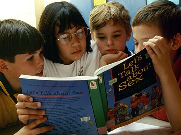 На протяжении 30 лет: сексуальное образование пущено на самотек