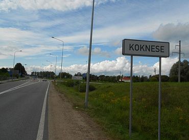 Par Kokneses pašvaldībai piederoša dzīvokļa loga izsišanu piespriež 45 stundas piespiedu darba