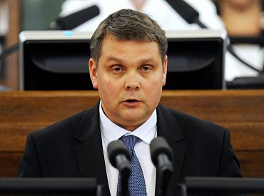 Krāpšanā apsūdzētajam «Jaunās vienotības» deputātam Adamovičam piespriež 6000 eiro sodu