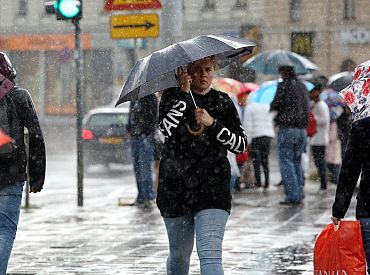 Spēcīgu lietavu laikā pirmdien vietām var nolīt vairāk nekā puse mēneša normas