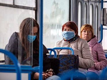 VM rosinās atgriezties pie obligātas sejas aizsegu lietošanu sabiedriskajā transportā