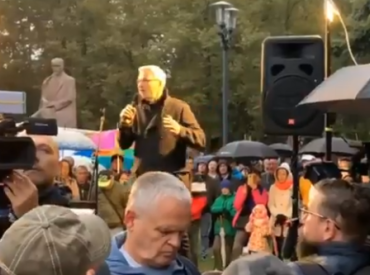 Uz Gobzema organizēto sapulci Esplanādē pulcējas vairāk nekā 200 cilvēku un dalībnieku skaits ik pa brīdim palielinās